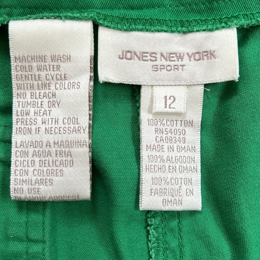 Shorts apple green color, Jones New York size 12 but likely for 10, high waisted - Picture 4 of 5